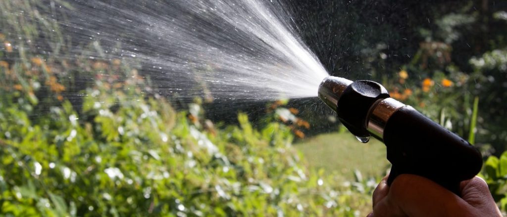 Hilfe bei Gartenarbeit Rasen bewässern